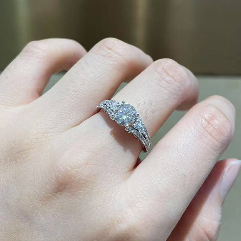 轻奢满钻四爪女戒S925银镀白金定制选款主石莫桑钻1.0ct/副石高碳钻